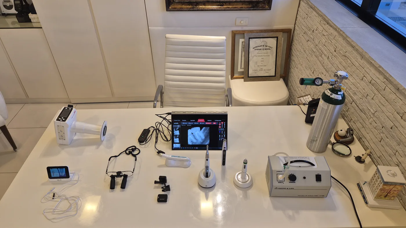 Equipamentos de endodontia organizados sobre a bancada do consultório